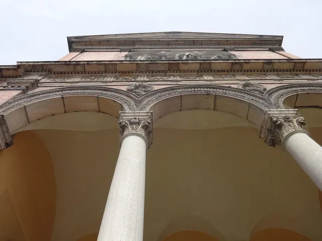 Many large pillars support the roof of this building